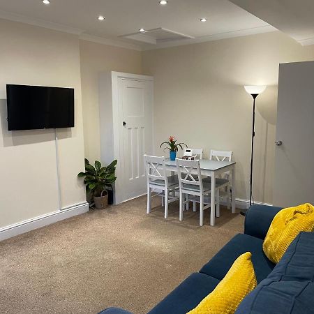 Super Convenient For Central London - Large 2 Double Bed Apartment 30 Seconds Walk To Platform Train Station And 19 Mins To London Waterloo Dış mekan fotoğraf