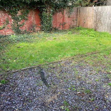 Super Convenient For Central London - Large 2 Double Bed Apartment 30 Seconds Walk To Platform Train Station And 19 Mins To London Waterloo Dış mekan fotoğraf