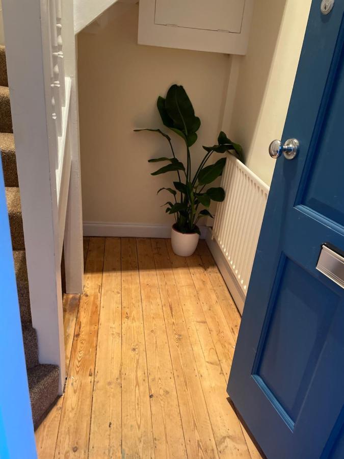 Super Convenient For Central London - Large 2 Double Bed Apartment 30 Seconds Walk To Platform Train Station And 19 Mins To London Waterloo Dış mekan fotoğraf