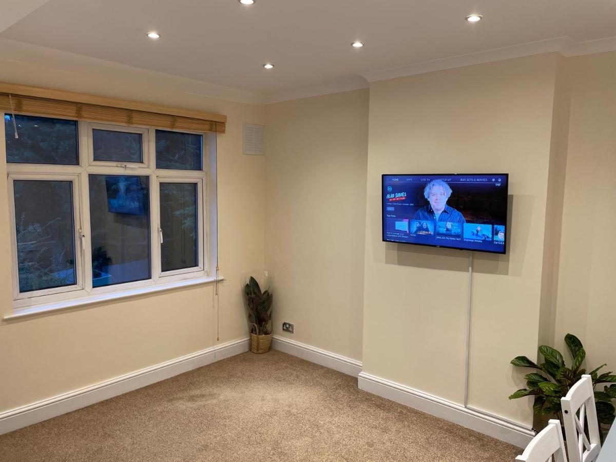 Super Convenient For Central London - Large 2 Double Bed Apartment 30 Seconds Walk To Platform Train Station And 19 Mins To London Waterloo Dış mekan fotoğraf