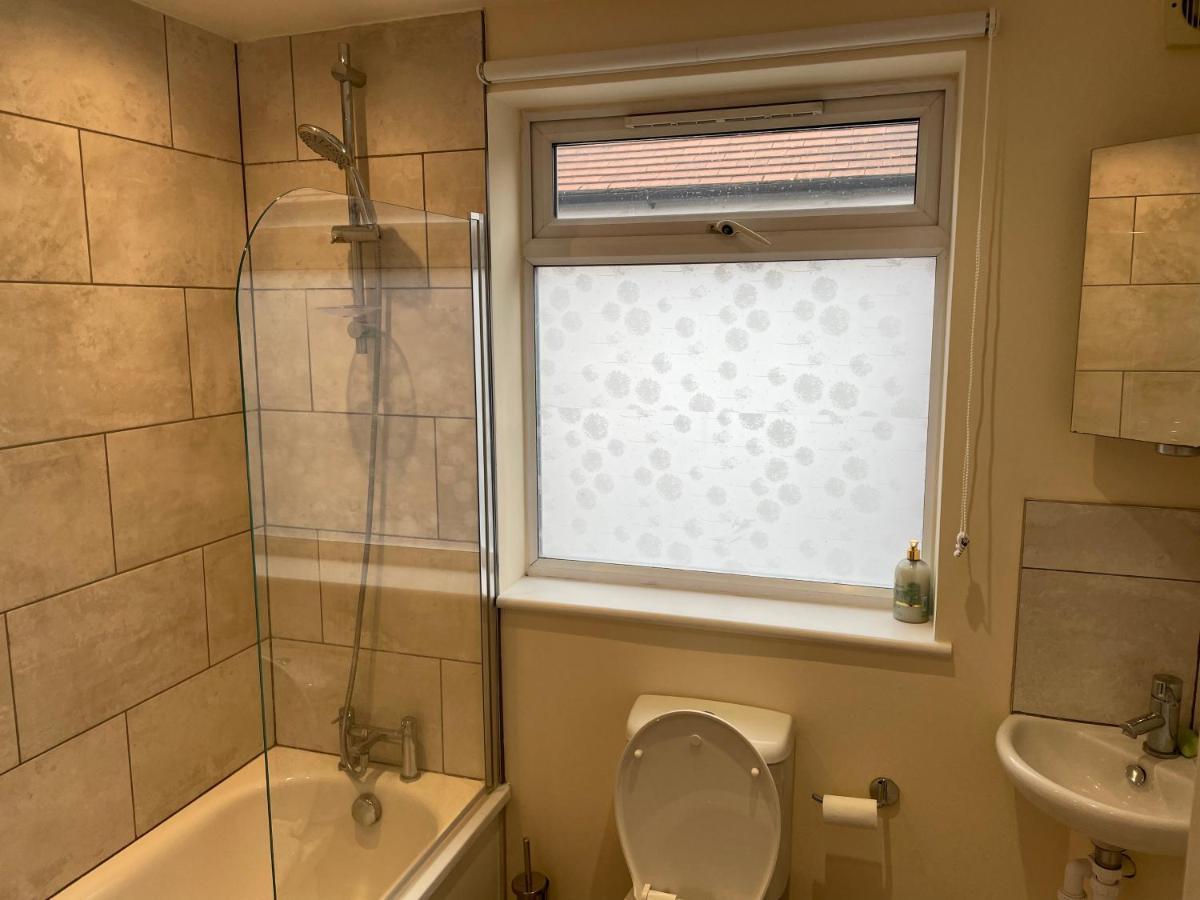 Super Convenient For Central London - Large 2 Double Bed Apartment 30 Seconds Walk To Platform Train Station And 19 Mins To London Waterloo Dış mekan fotoğraf