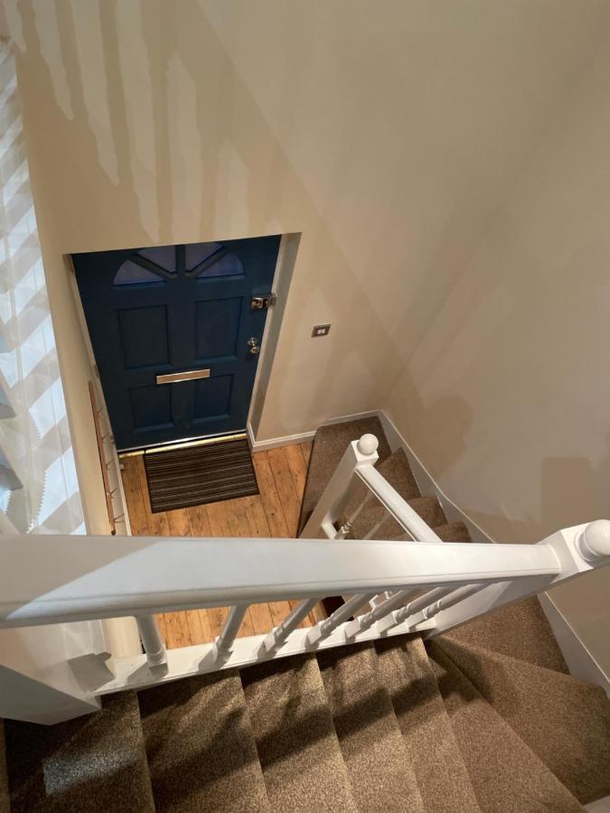 Super Convenient For Central London - Large 2 Double Bed Apartment 30 Seconds Walk To Platform Train Station And 19 Mins To London Waterloo Dış mekan fotoğraf