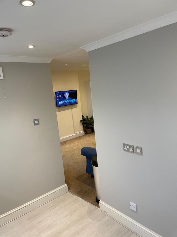 Super Convenient For Central London - Large 2 Double Bed Apartment 30 Seconds Walk To Platform Train Station And 19 Mins To London Waterloo Dış mekan fotoğraf