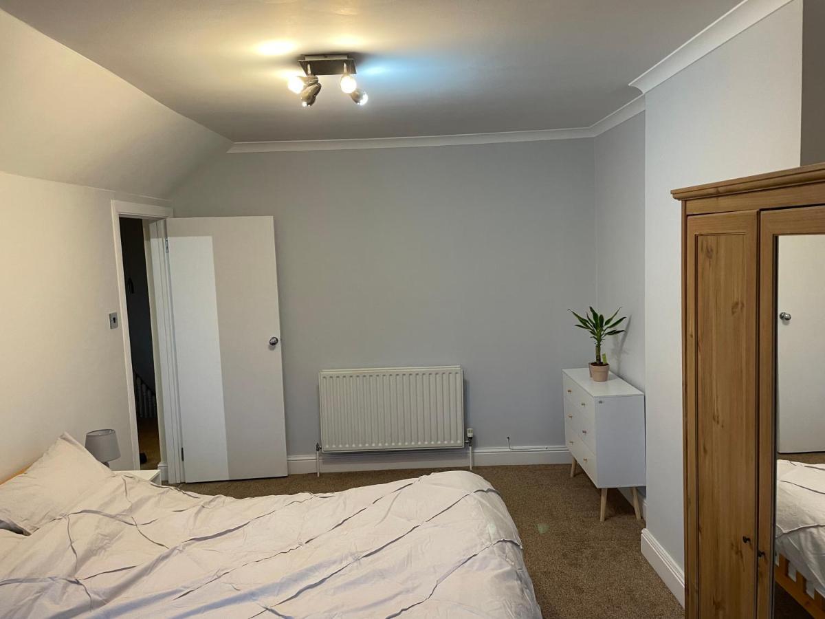 Super Convenient For Central London - Large 2 Double Bed Apartment 30 Seconds Walk To Platform Train Station And 19 Mins To London Waterloo Dış mekan fotoğraf